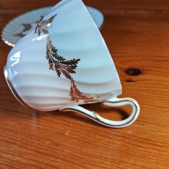 Vintage Foley Bone China Wyvern collection Teacup and Saucer - Picture 2 of 7